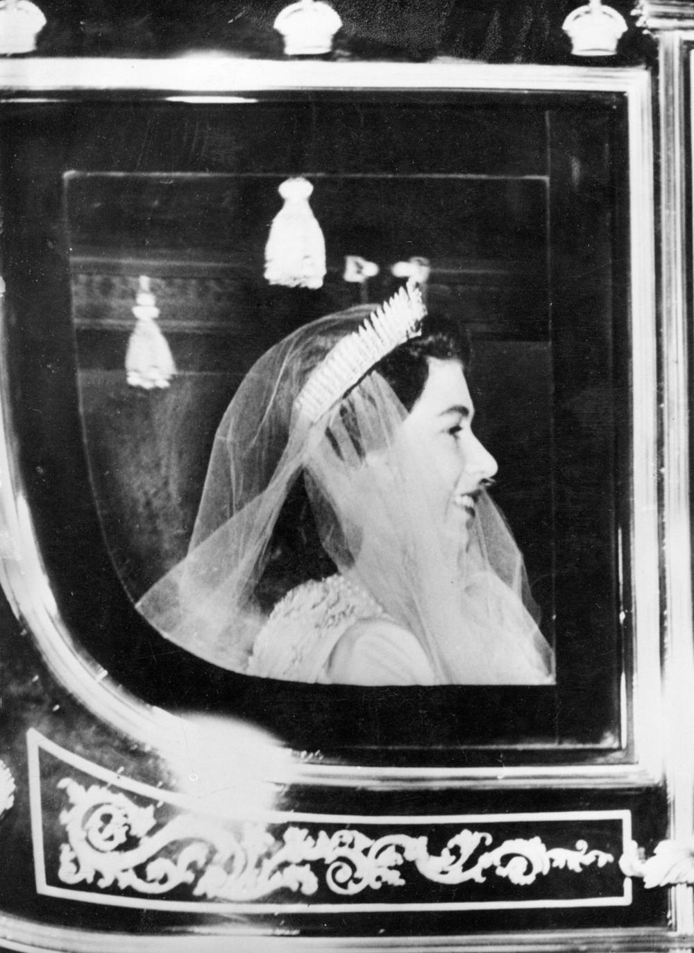 <p>20. novembra 1947. godine u Londonu jedno drugom su se na večnu ljubav zavetovali <strong>kraljica Elizabeta i Filip</strong>, vojvoda od Edinburga, a danas proslavljaju neverovatnu 73. godišnjicu braka...</p>