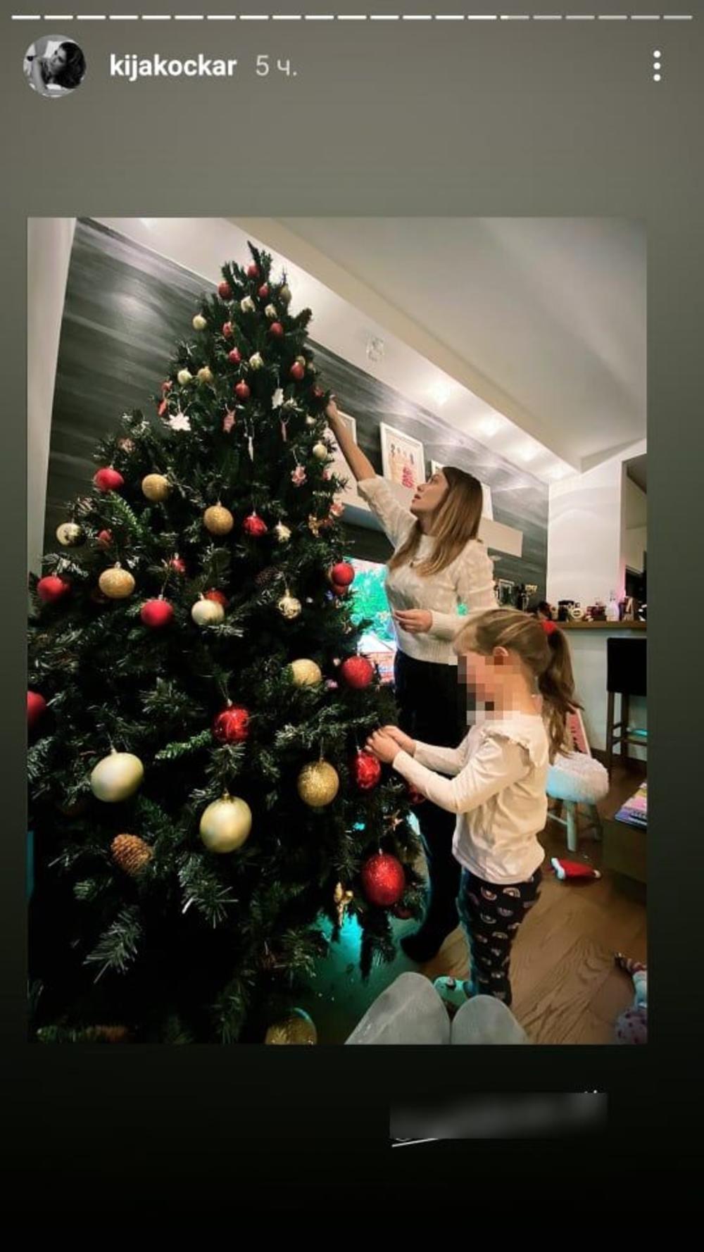<p>Kristina Kija Kockar pohvalila se svojim pratiocima kako je oktitila novogodišnju jelku u svom stanu u Beogradu!</p>