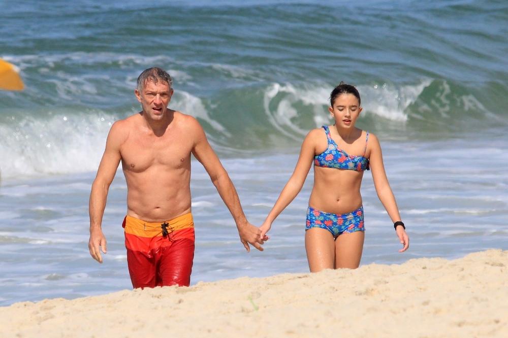 <p>Rio de Žaneiro postao je drugi dom za 54-godišnjeg<strong> Vensana Kasela</strong> i njegovu 31 godinu mlađu suprugu, manekenku <strong>Tinu Kunaki. </strong></p>