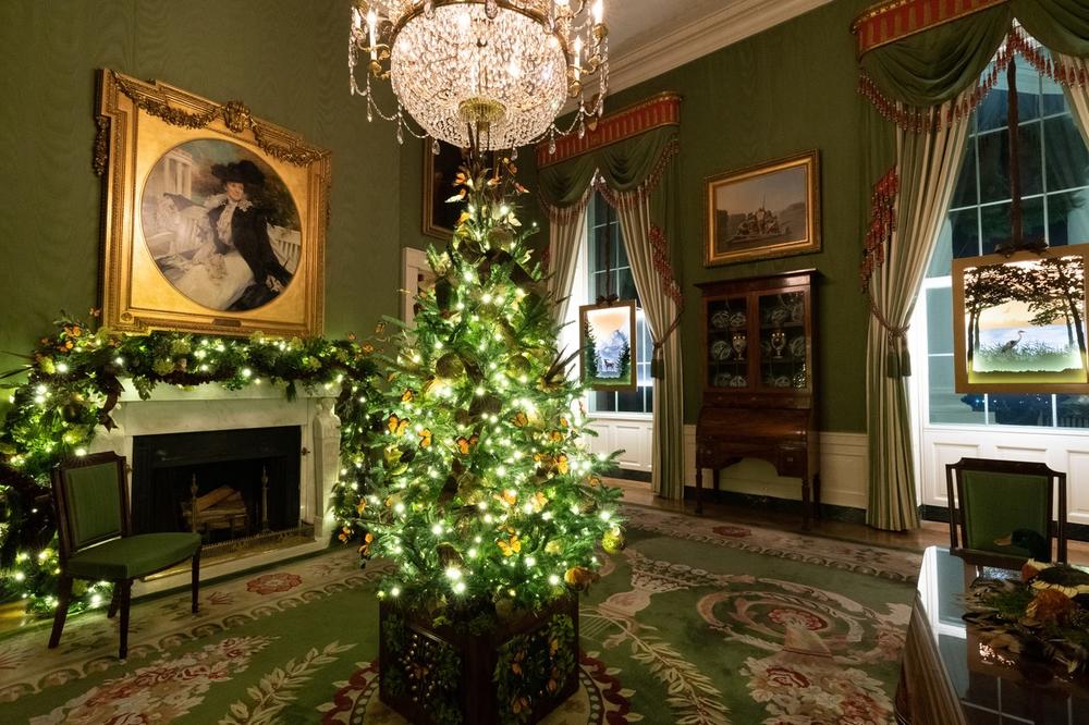 <p>Melanija Tramp je četiri godina bila zadužena za praznični izgled Bele kuće, a i ove godine je svoj posao obavila sa stilom! U galeriji pogledajte kako izgleda dekorisana predsednička rezidencija!</p>