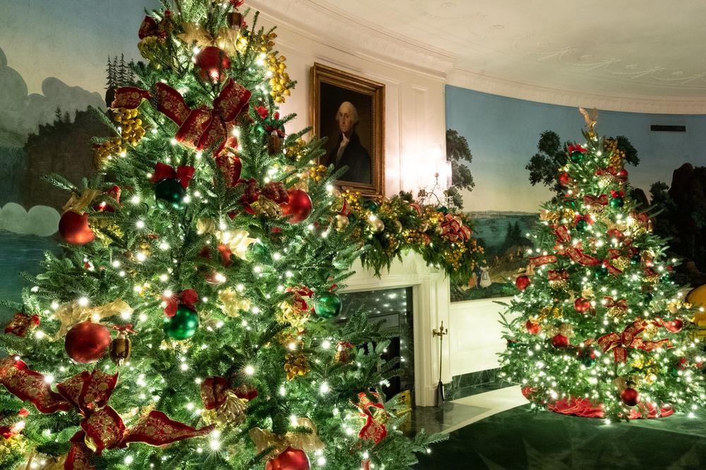 <p>Melanija Tramp je četiri godina bila zadužena za praznični izgled Bele kuće, a i ove godine je svoj posao obavila sa stilom! U galeriji pogledajte kako izgleda dekorisana predsednička rezidencija!</p>