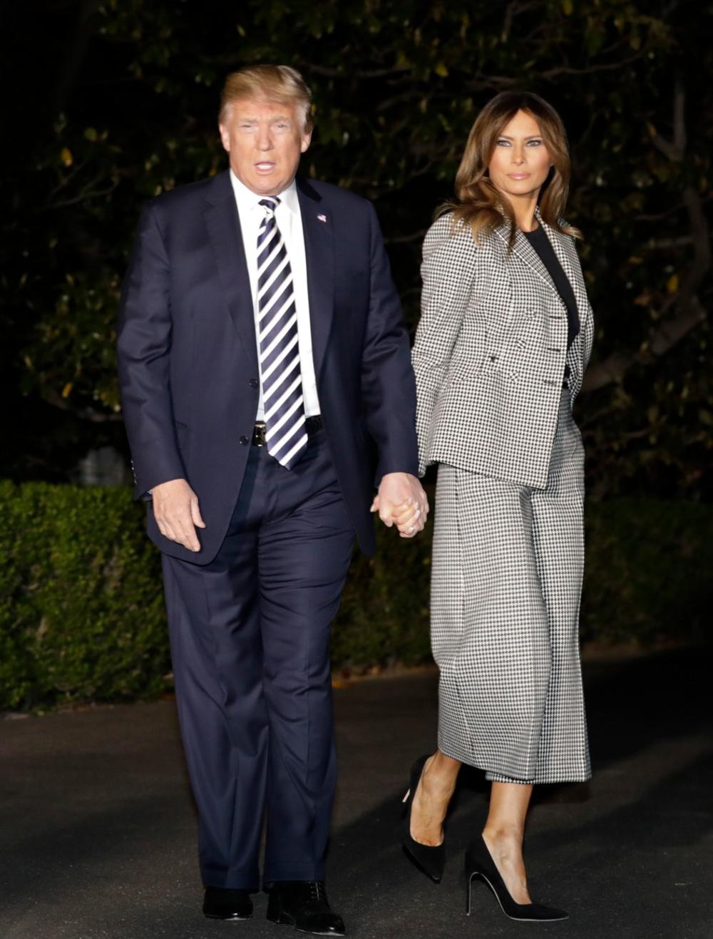 <p>Bivši predsednički par Amerike i dalje privlači veliku pažnju javnosti, a iako je danas modna ikona, Melanija je ranije volela nešto ekstravagantniji stil.</p>