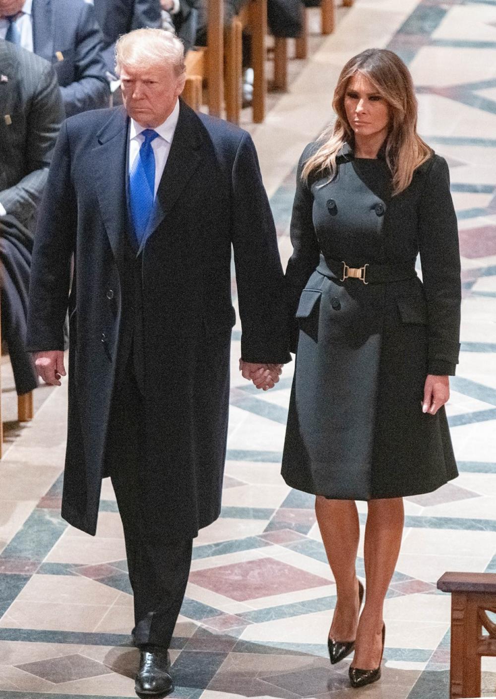 <p>Bivši predsednički par Amerike i dalje privlači veliku pažnju javnosti, a iako je danas modna ikona, Melanija je ranije volela nešto ekstravagantniji stil.</p>