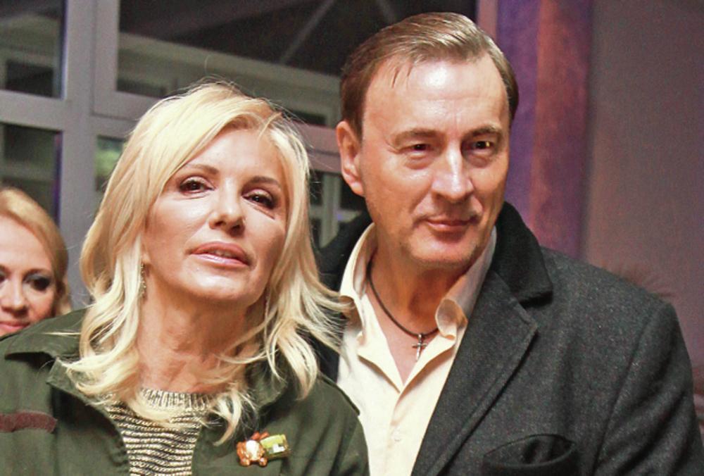 <p>Popularna pevačica Dragica Radosavljević Cakana progovorila je o svom dugogodišnjem braku.</p>