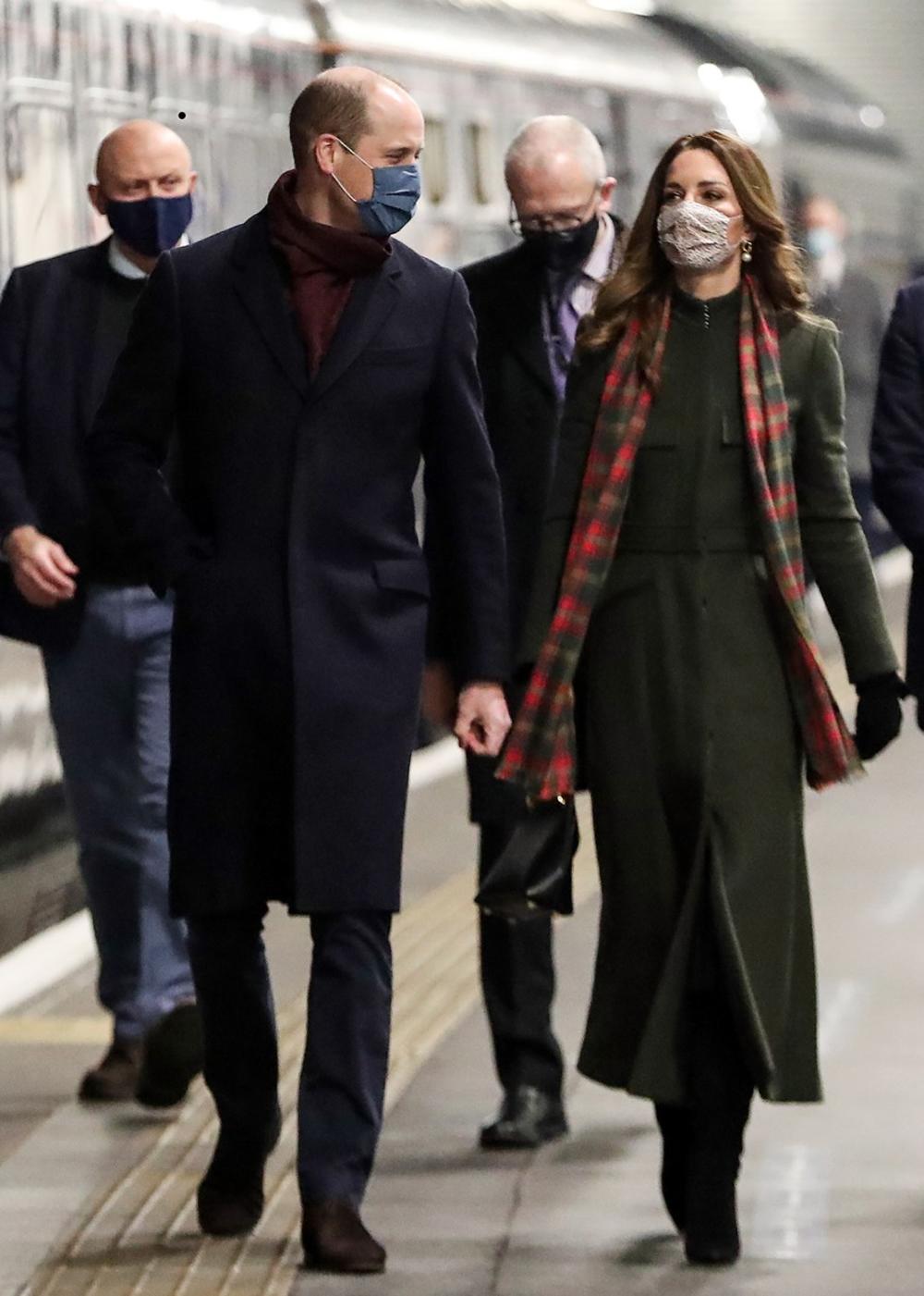 <p><br />
Stil vojvotkinje od Kembridža prati određeni šablon, ali nikad nije dosadan, a deo njene jesenje i zimske modne magije nesumnjivo potiče iz očaravajućih kaputa. Britanski mediji sada su ih (vrlo!) temeljno analizirali....</p>