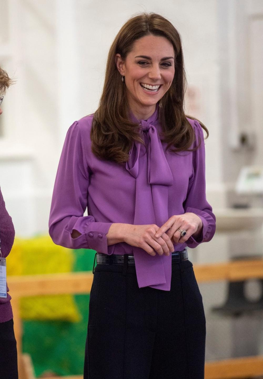 <p>Supruga princa Harija ponovo je oduševila svojim modnim izborom, ali mnogi su primetili da je odabrala komad sličan onom koji često viđamo na drugoj članici kraljevske porodice...</p>