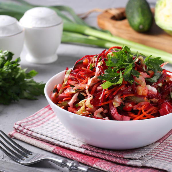 Zaobiđite umor, prehladu i lošu krvnu sliku: Uz ovu moćnu VITAMINSKU salatu svaki obrok će biti savršen
