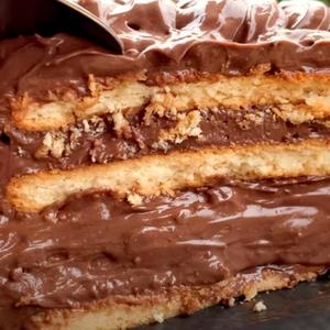 SOČNA I KREMASTA: Torta od čokolade i KEKSA pravi se lakše nego IKAD, a ukus će vas očarati!