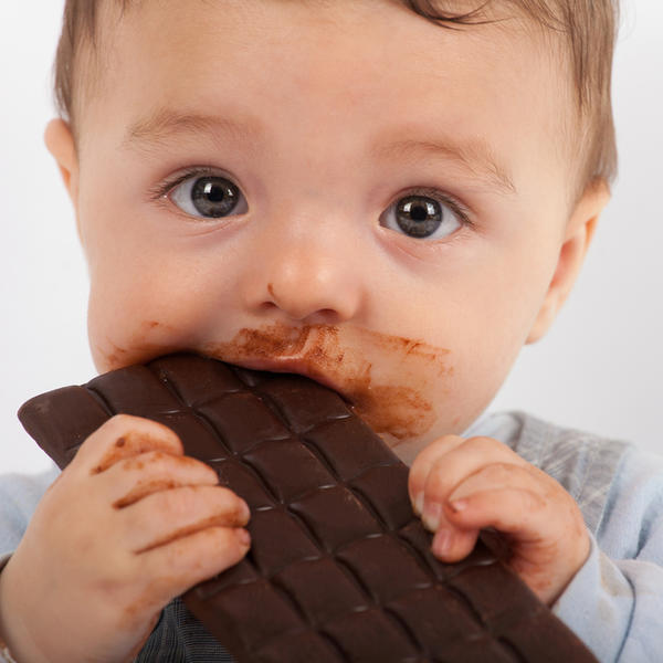 ČESTA BRIGA I RODITELJSKA DILEMA: Smeju li deca mlađa od dve godine da jedu slatkiše?