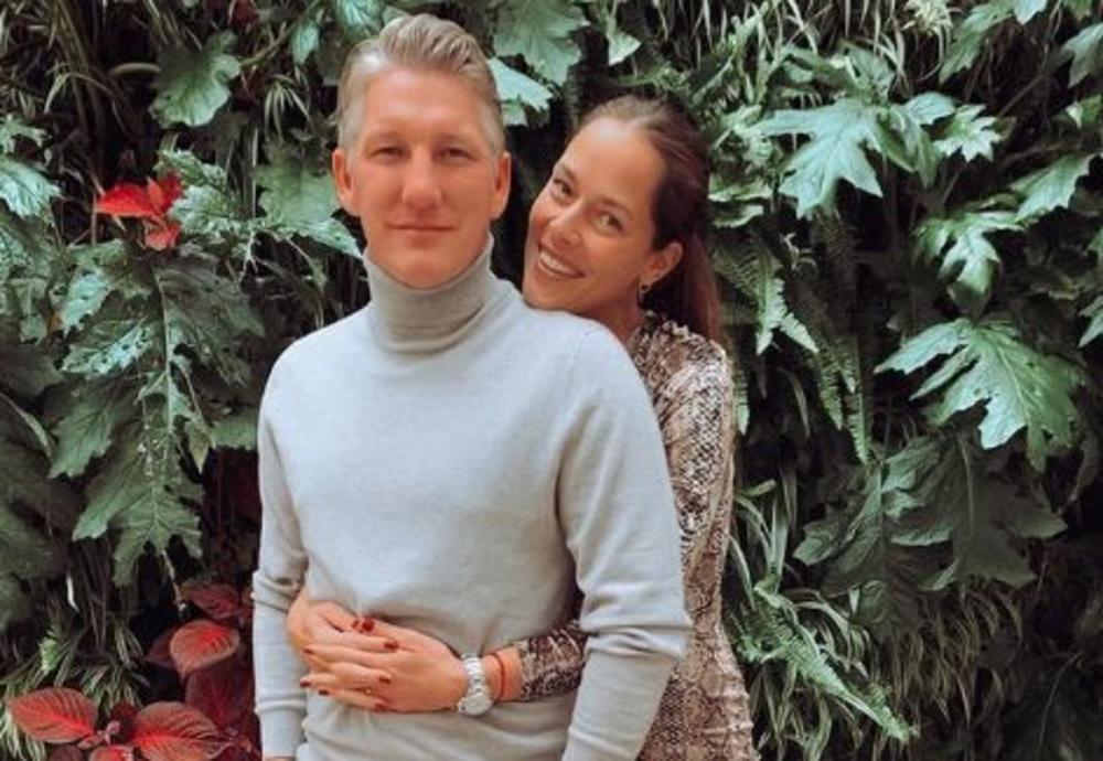 <p>Nemački fudbaler sve je šokirao kada se nakon sedam godina veze s manekenkom pojavio u Njujorku s Anom Ivanović držeći njenu ruku u svojoj</p>