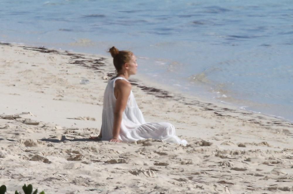 <p>Slavnu glumicu paparaci su snimili na plaži u kupaćem kostimu, a fotografije su brzinom svetlosti obišle svet</p>