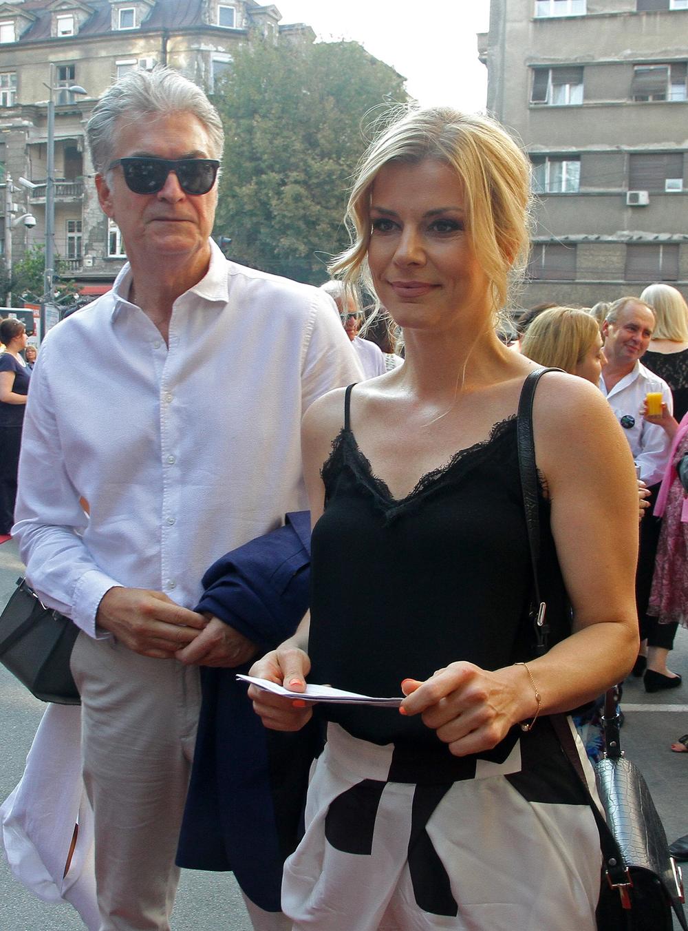 <p>Voditeljka Nataša Miljković bila je u braku sa glumcem Srđanom Timarovim, sa kojim ima sina Lazara. Ipak, kada se razvela, jedan biznismen je osvojio njeno srce...</p>
