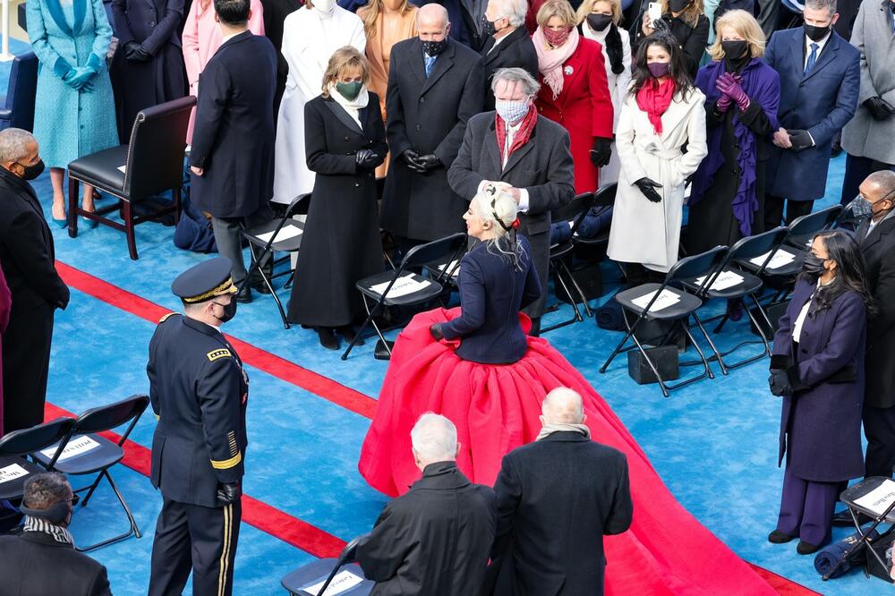 <p>Novoizabrani predsednik SAD-a Džozef Bajden juče je i zvanično stupio na dužnost, kao 46. predsednik ove države, a na inauguraciji su se pojavila dobro poznata i očekivana imena...</p>