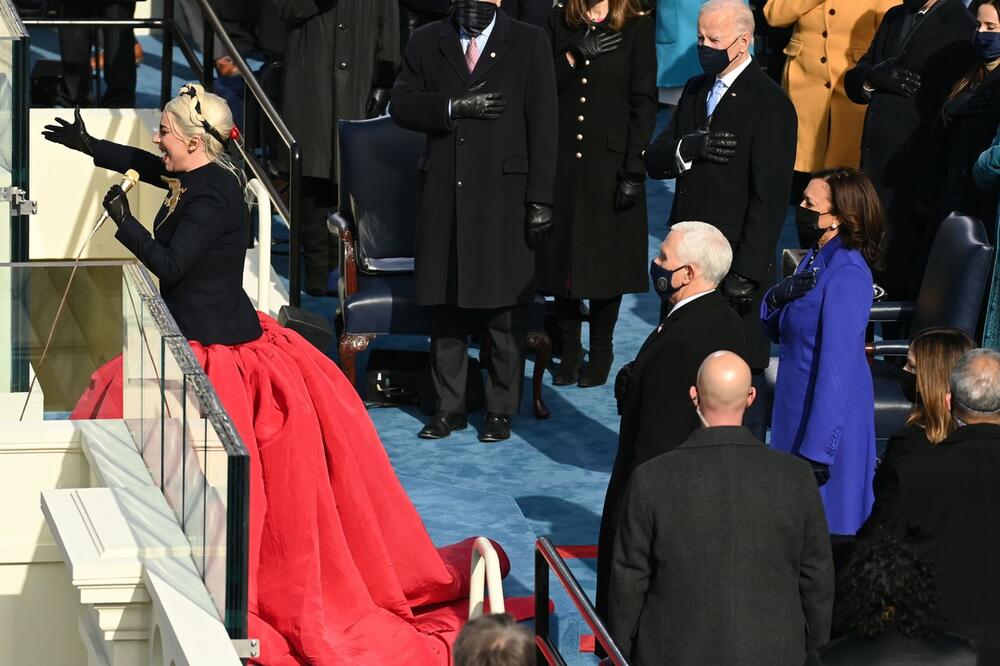<p>Novoizabrani predsednik SAD-a Džozef Bajden juče je i zvanično stupio na dužnost, kao 46. predsednik ove države, a na inauguraciji su se pojavila dobro poznata i očekivana imena...</p>