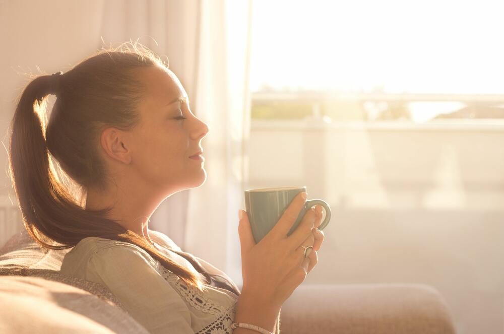 <p>Mnogi vole da kafu konzumiraju ujutru, da im tako počne dan, ali ona za vaš organizam pored dobrih efekata ima i mnogo negativnih, te tako dehidrira organizam, neglo povećava pritisak i utiče na zubnu gleđ</p>