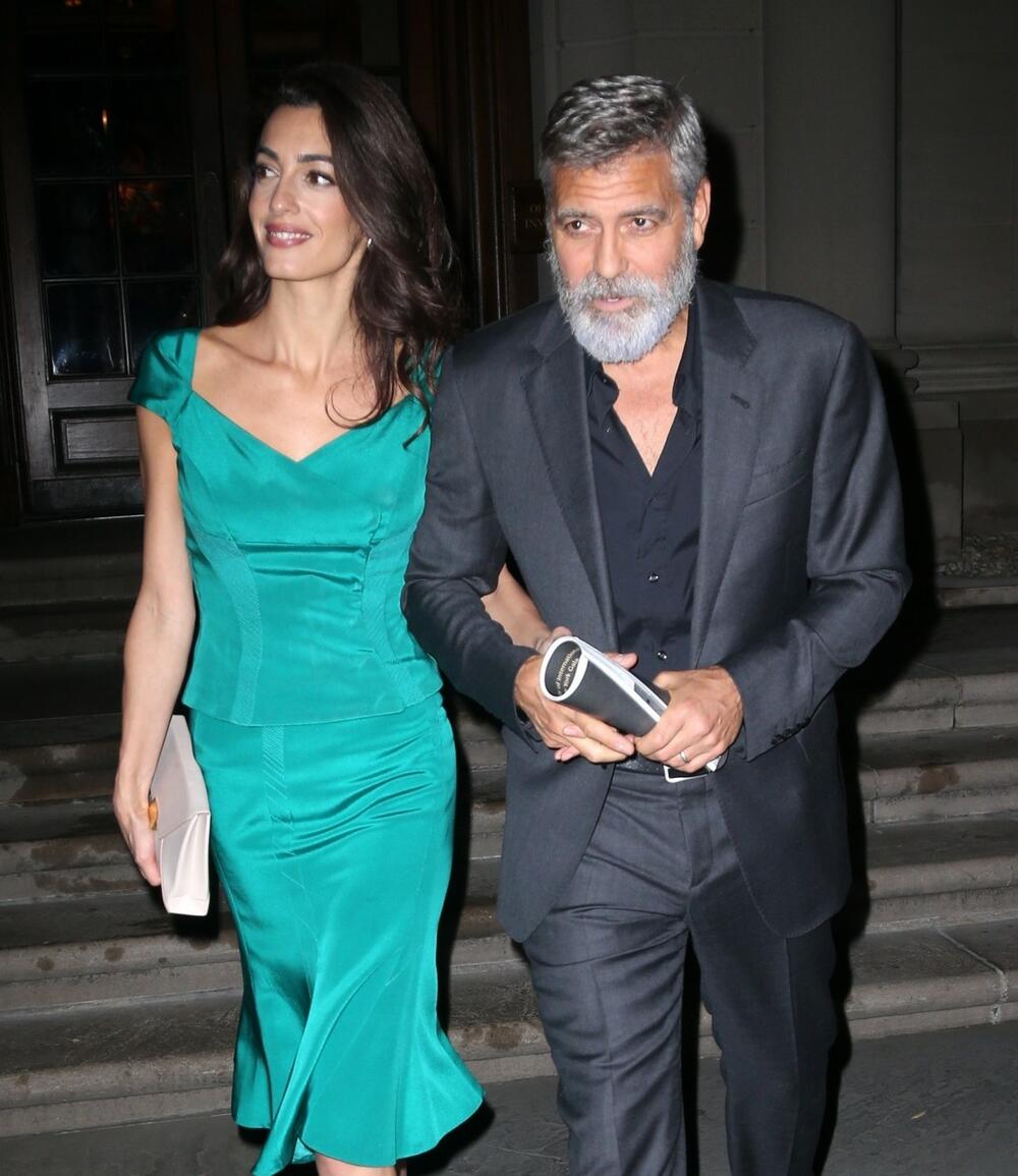<p>Čuveni holivudski par uživao je na porodičnom okupljanju, a mnogi nisu mogli da skinu pogled sa božastvene Amal Kluni</p>