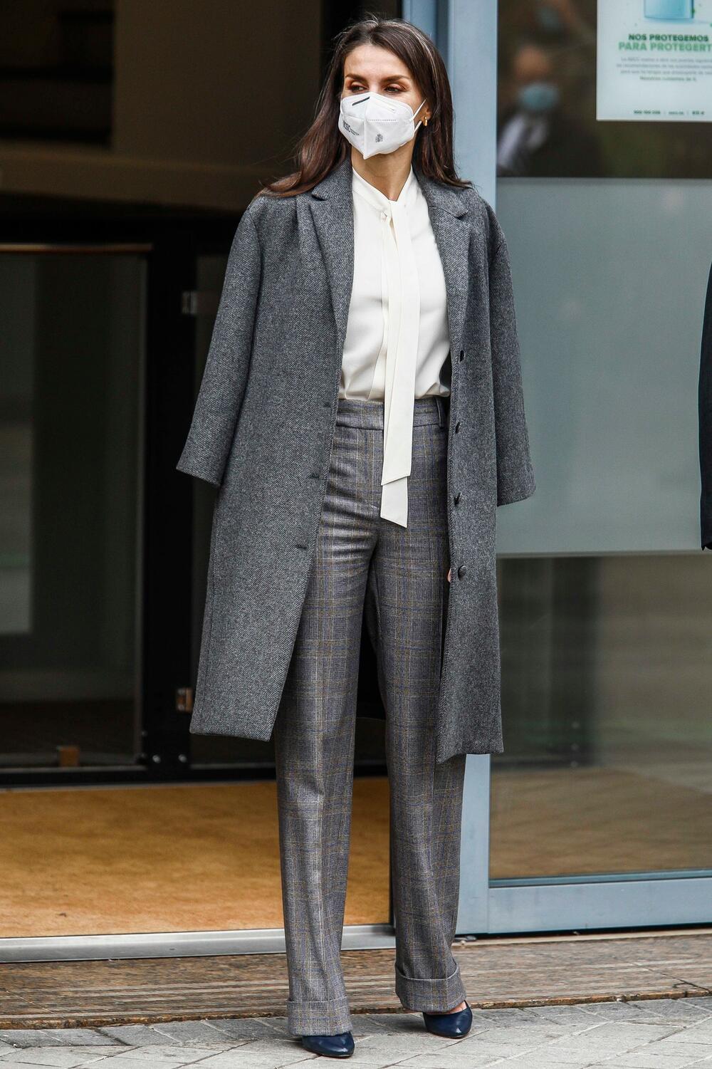 <p>Supruga španskog kralja Felipea u poslednje vreme mahom bira formalne odevne kombinacije, i to poslovni stil — ono što joj najbolje i pristaje</p>