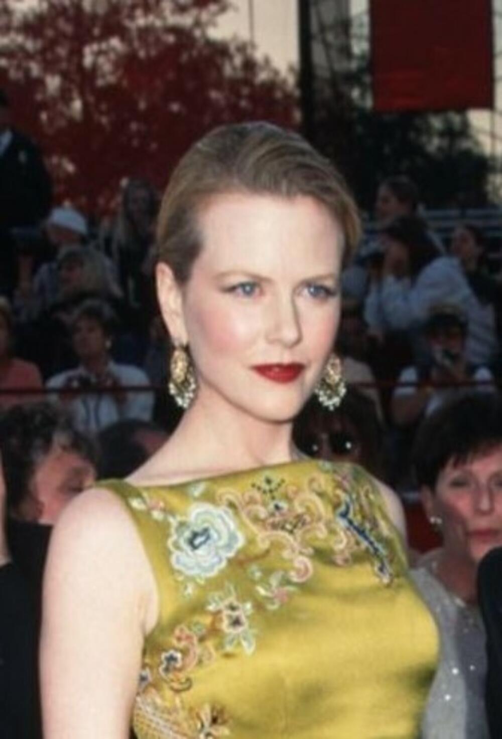 <p>Malo koja haljina je prošla takav put — od "najgore" na modnim listama do top 3 najuticajnija stajlinga sa svih dodela Oskara — kao haljina koju je Nikol Kidman nosila 1997. </p>