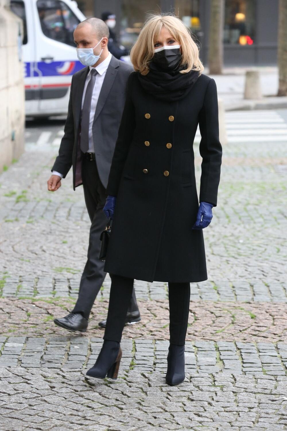 <p><strong>Brižit Makron</strong>, prva dama Francuske, privukla je mnogo pažnje tokom šetnje sa psom Nemom po Jelisejskim poljima u Parizu...</p>