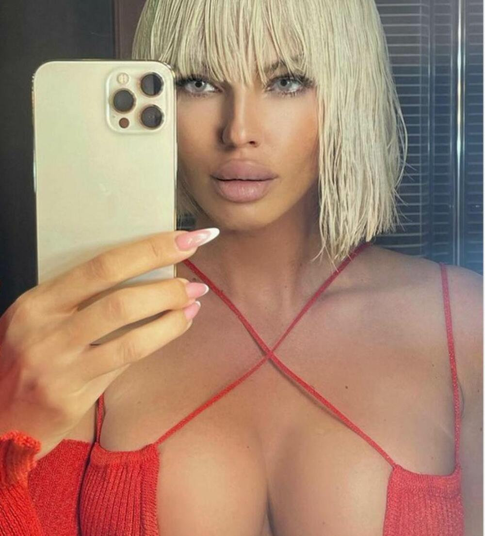 <p>Jelena Karleuša veoma je aktivna na društvenoj mreži Instagram, gde je prati više od dva miliona ljudi.</p>