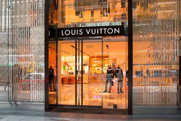 Mislile ste da ste sve videle - e pa, grešite! Luj Viton predstavio novčanik neobičnog oblika, a cena je "PRAVA SITNICA"