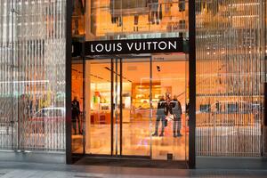 Mislile ste da ste sve videle - e pa, grešite! Luj Viton predstavio novčanik neobičnog oblika, a cena je "PRAVA SITNICA"