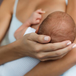 MAME SU ČESTO U VELIKOJ DILEMI: Kada i kako odvići bebu od dojenja?