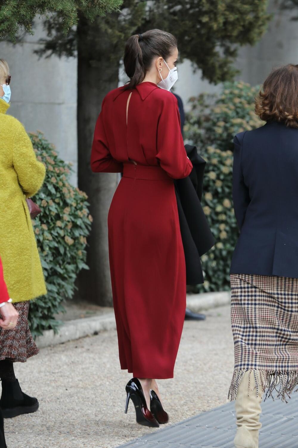<p>Tek kada je skinula kaput, bilo je jasno koliko je zapravo moćna haljina koju je nosila španska kraljica Leticija, poznata dama od stila</p>