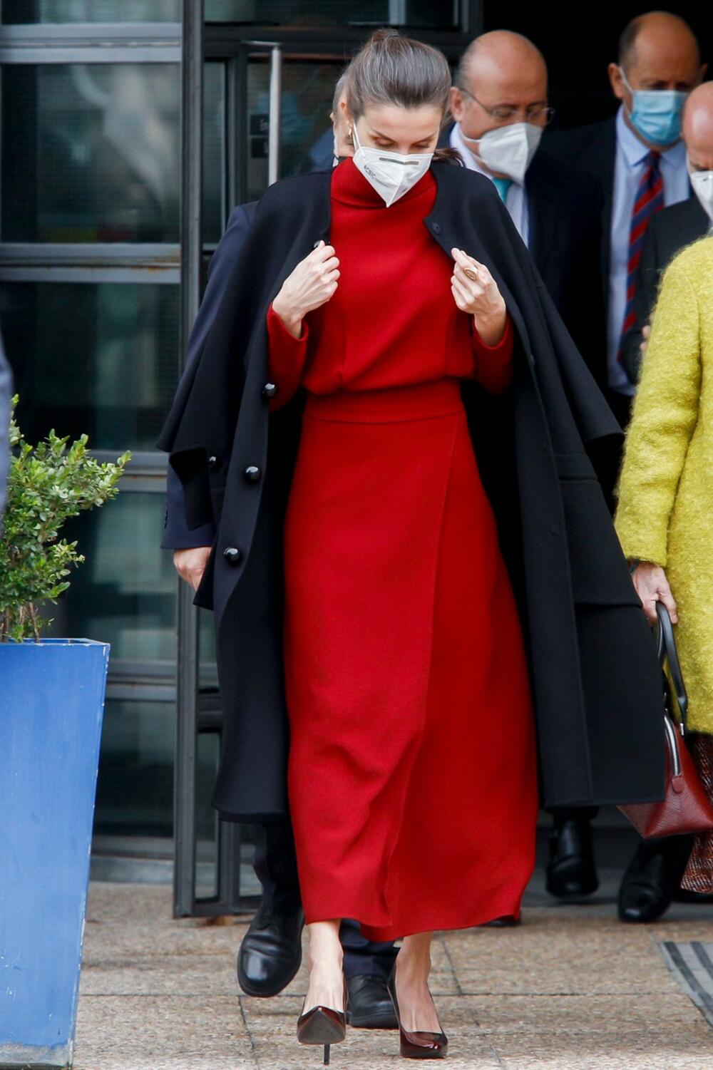 <p>Tek kada je skinula kaput, bilo je jasno koliko je zapravo moćna haljina koju je nosila španska kraljica Leticija, poznata dama od stila</p>