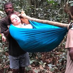 POTRESNE FOTOGRAFIJE ŠOKIRALE SVET: Holivudska glumica jedva izvukla živu glavu u afričkoj prašumi