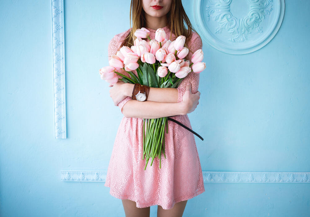 horoskop, žena, cveće, proleće, roze haljina, ružičasta haljina, moda