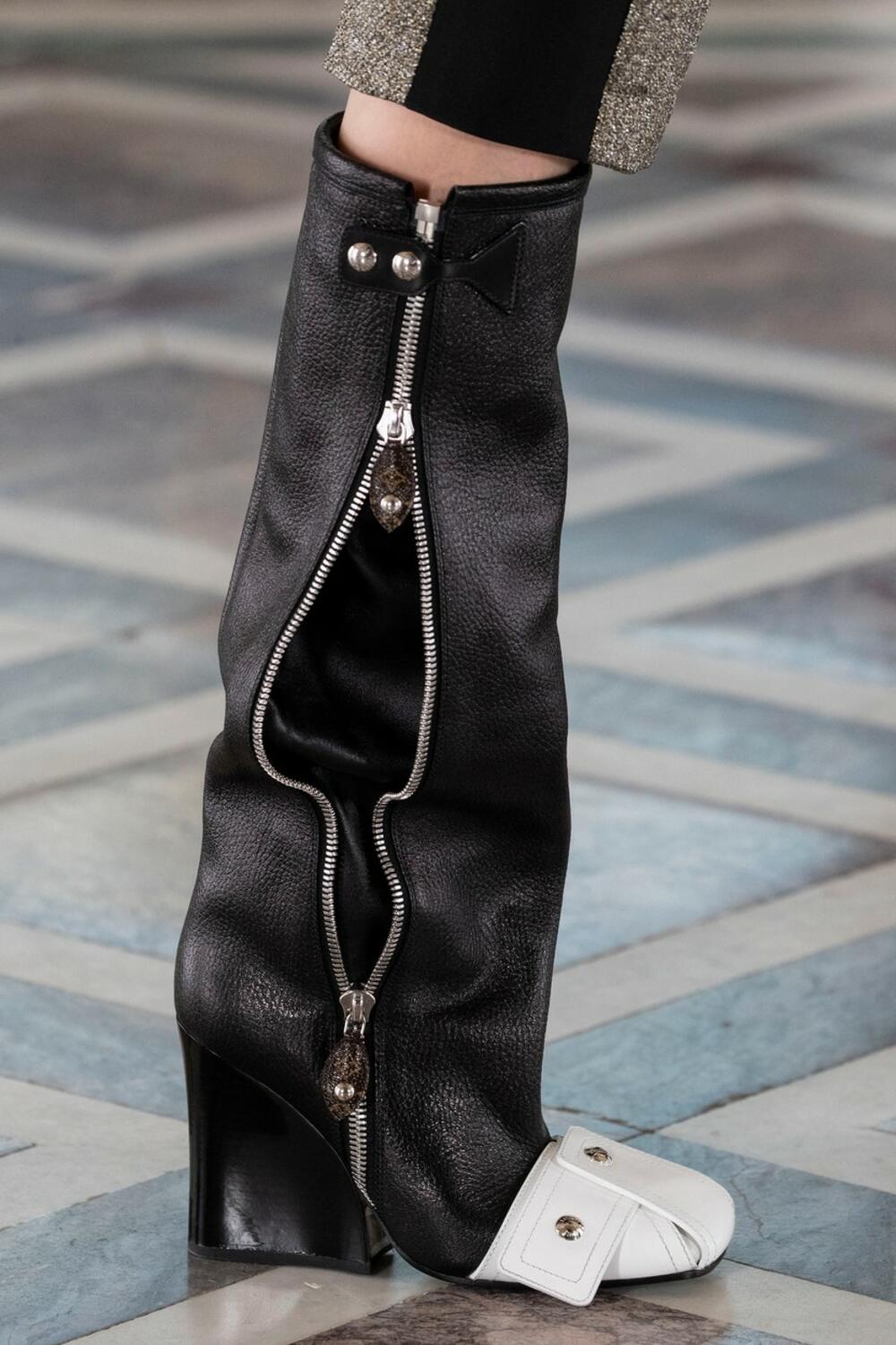 <p>Jedan model prošetao je nekoliko najnovijih modela obuće sa Luj Viton potpisom tokom Nedelje modu u Parizu. U pitanju je kolekcija jesen/zima za 2021/2022. godinu. Pomalo bizarno ili supertrendi? Procenite sami u galeriji:</p>