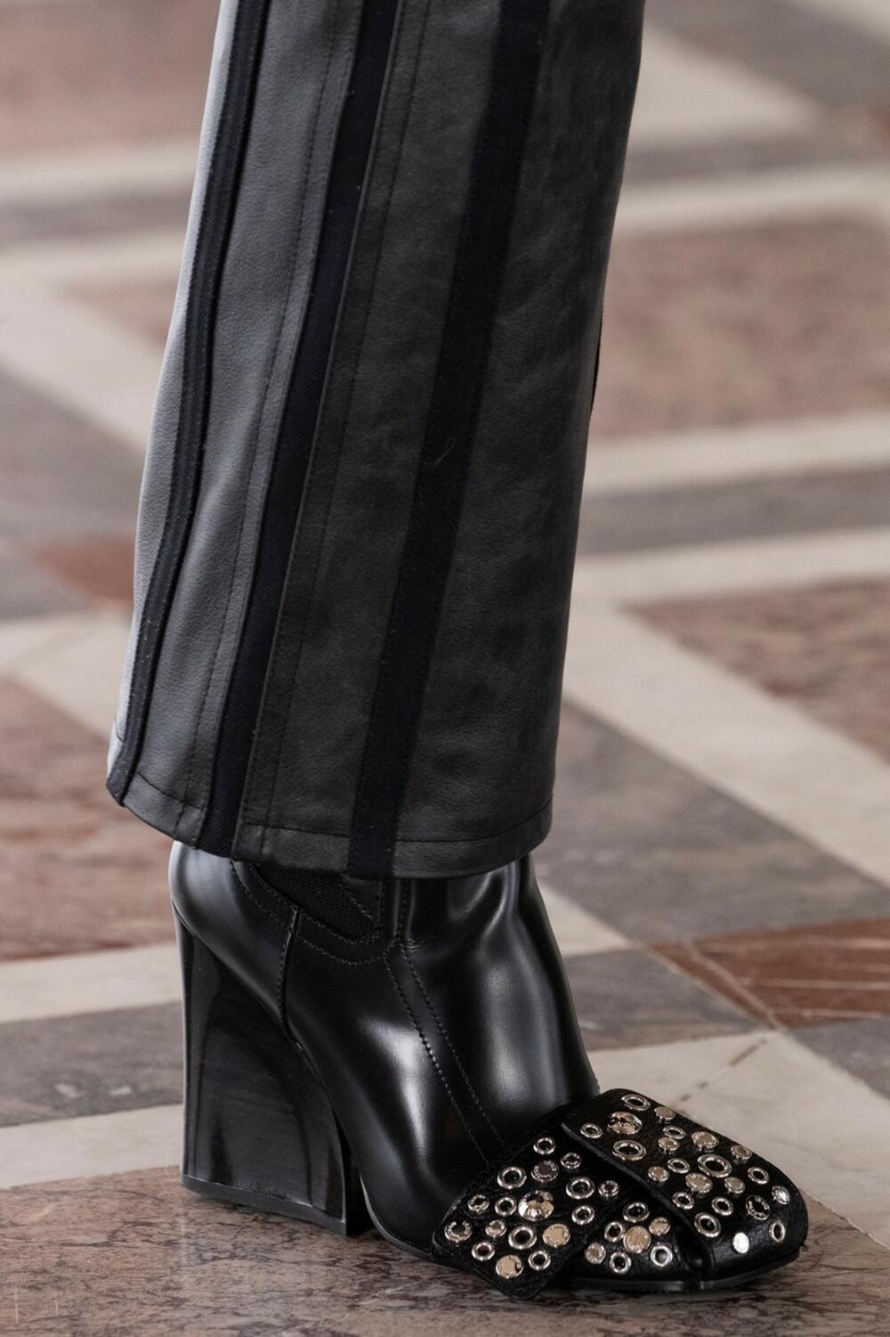 <p>Jedan model prošetao je nekoliko najnovijih modela obuće sa Luj Viton potpisom tokom Nedelje modu u Parizu. U pitanju je kolekcija jesen/zima za 2021/2022. godinu. Pomalo bizarno ili supertrendi? Procenite sami u galeriji:</p>
