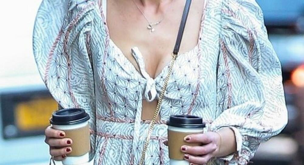 <p>Američka glumica uhvaćena je dok je nosila dve kafe "za poneti", odevena na vrlo zanimljiv način</p>