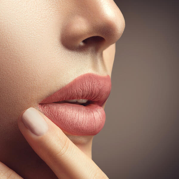 PUNIJE USNE bez posete hirurgu: Novi trend u šminkanju je JEDNOSTAVAN, a daje NEVEROVATNE REZULTATE