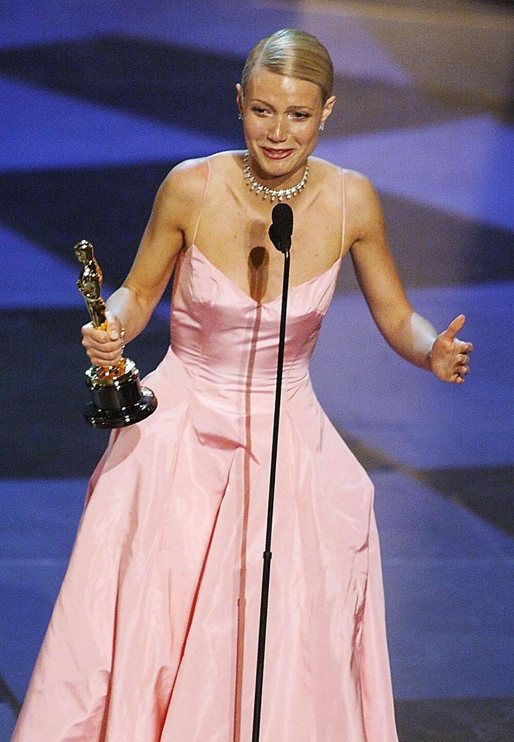 <p>Kada se Gvinet Paltrou pojavila 71. dodeli Oskara 1999. godine, niko nije ostao ravnodušan na njeno modno izdanje...</p>
