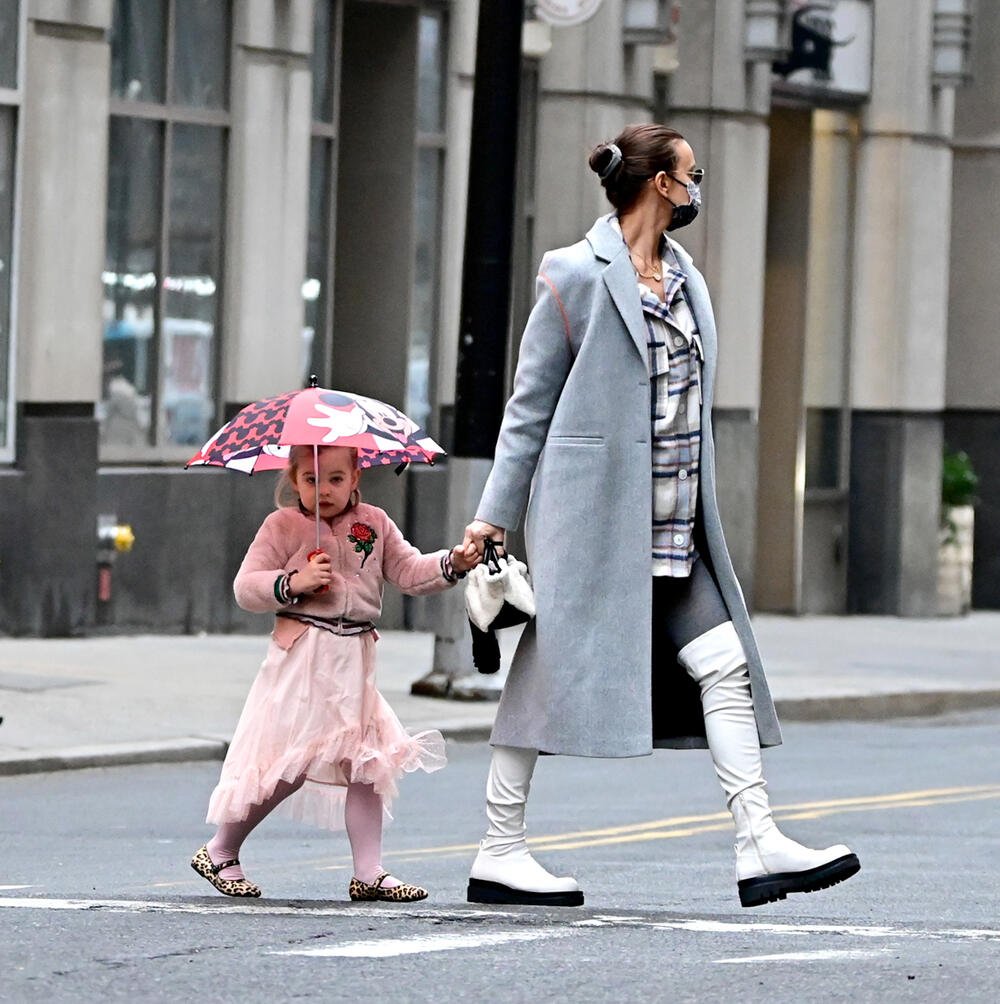 <p>Ruska manekenka i njena ćerkica viđene su na Menhetnu tokom šetnje u susret Leinom četvrtom rođendanu i ponovo oduševile sve</p>