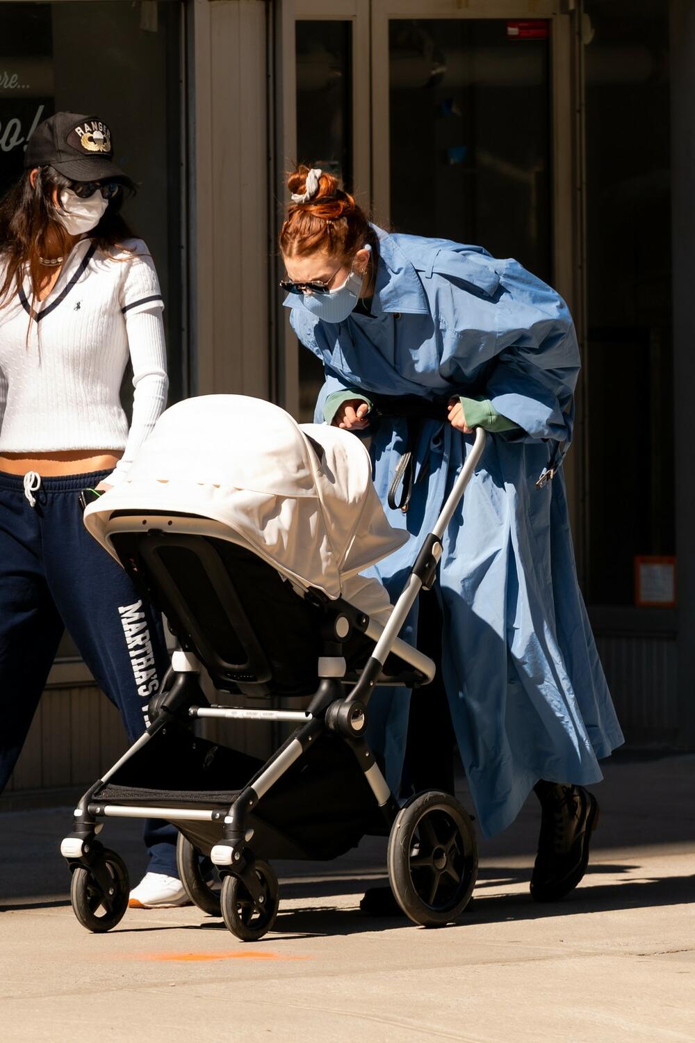 <p>Jedna od najpopularnijih manekenki planete nakratko je boravila u Evropi zbog Nedelje mode u Milanu, ali se brzo vratila svojim svakodnevnim obavezama i brizi o nedavno rođenoj ćerkici</p>