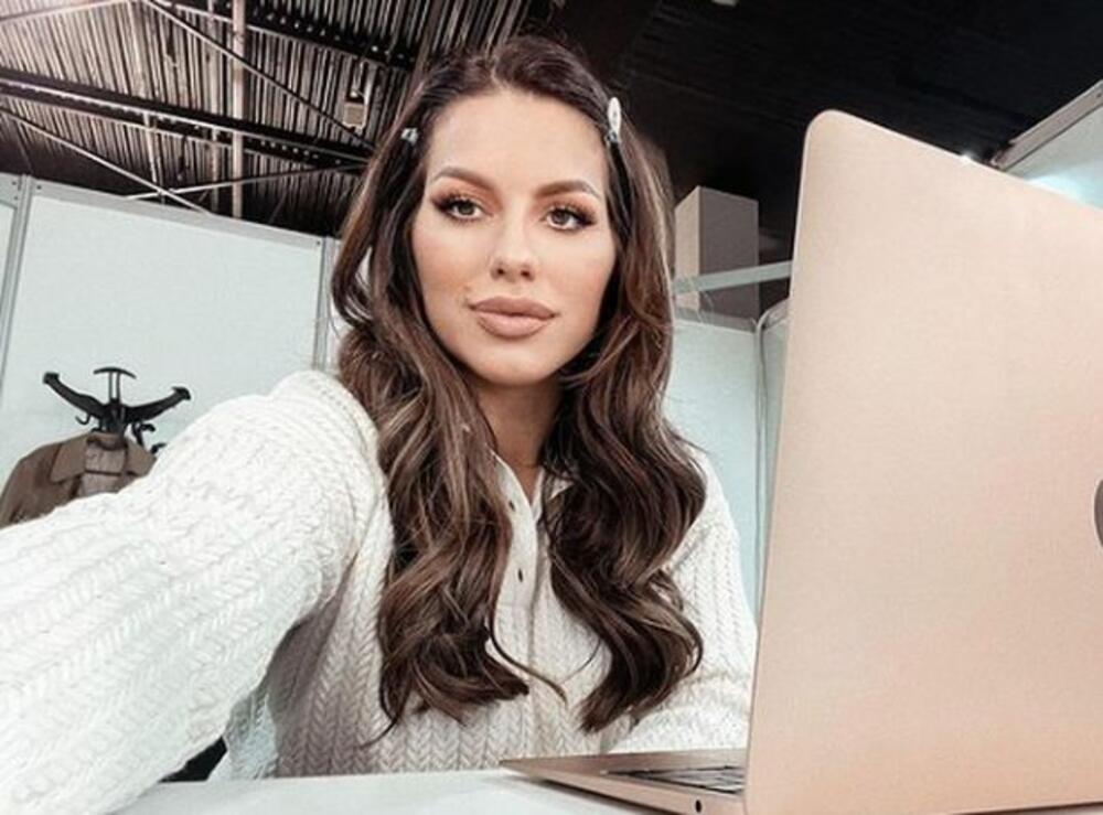 Seka Aleksić, Pevačica pozira pored laptopa
