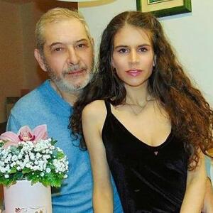 32 GODINE MLAĐA glumica osvojila njegovo srce: Čuveni srpski glumac upoznao suprugu dok je bila studentkinja