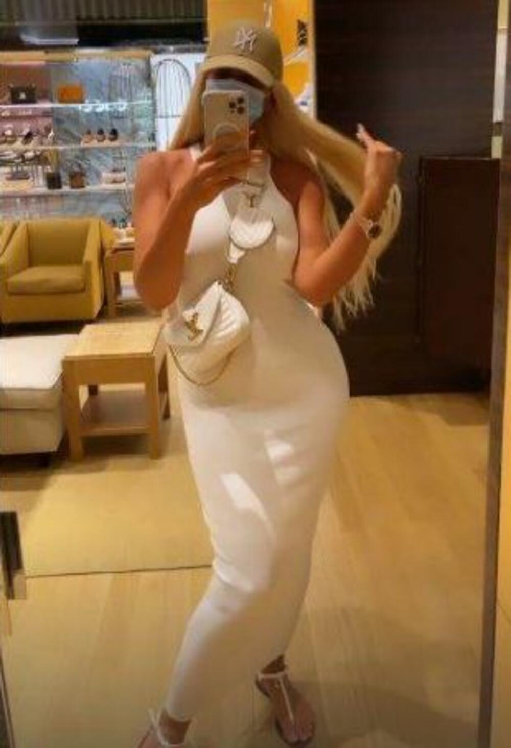 <p>Srpska pevačica uživa u porodičnom odmoru u Dubaiju, a nije odolela prilici da poseti prodavnice poznatih svetskih brendova</p>