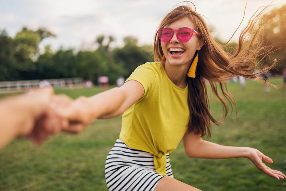 žuta boja, sreća, osmeh, devojka, prirodna lepota