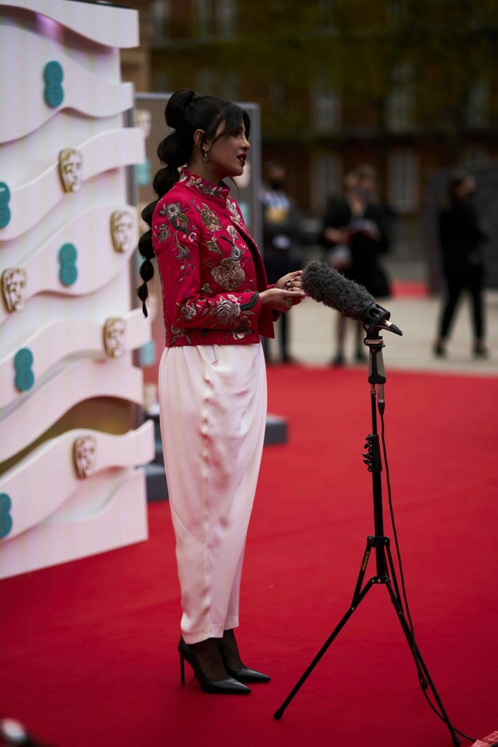 <p>Slavna indijska glumica i nekadašnja zvanično najlepša žena sveta, 38-godišnja <strong>Prijanka Čopra</strong> pojavila se ruku pod ruku sa suprugom, muzičarom <strong>Nikom Džonasom</strong> na dodeli BAFTA nagrada u Rojal Albert Holu u Londonu.</p>