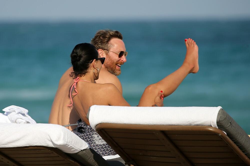 <p>Svetski poznati DJ Dejvid Geta snimljen je sa devojkom Džesikom Ledon kako uživa je na plažama Majamija i razmenjuje nežnosti!</p>