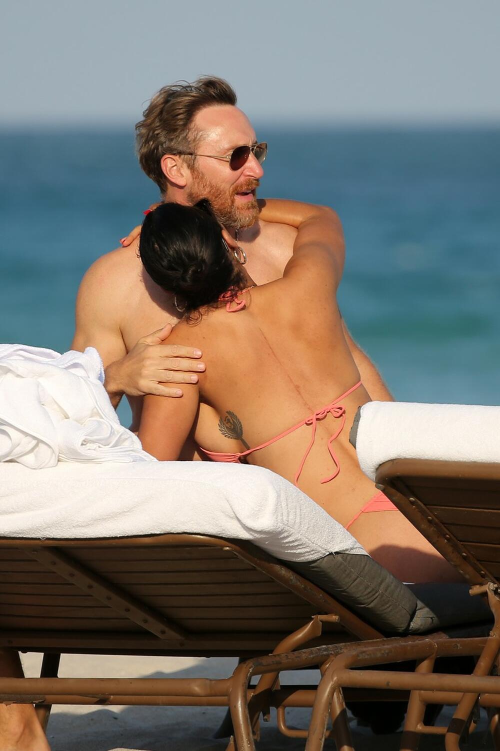 <p>Svetski poznati DJ Dejvid Geta snimljen je sa devojkom Džesikom Ledon kako uživa je na plažama Majamija i razmenjuje nežnosti!</p>
