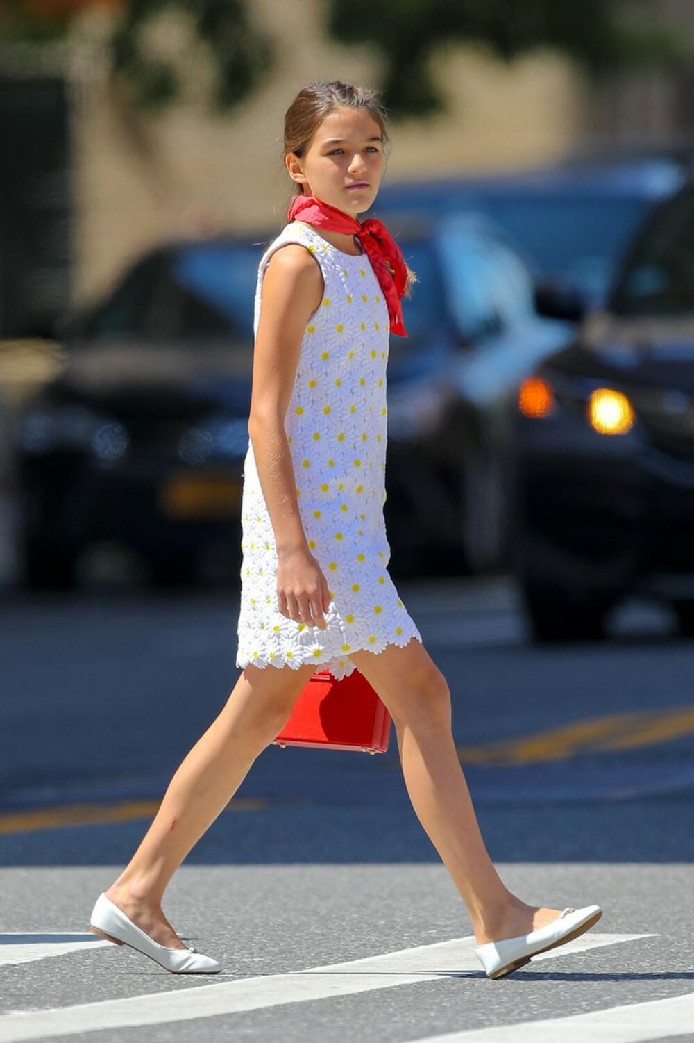 <p>Ćerka slavnih glumaca Toma Kruza i Kejti Holms, Suri Kruz, sve češće je fotografisana na ulicama Njujorka, a mnogi tvrde da sve više liči na svoju majku. Ona više nije devojčica, a njene modne kombinacije i te kako su primećene na ulicama Velike Jabuke... Uverite se i sami zašto je kraljica tinejdž stila!</p>