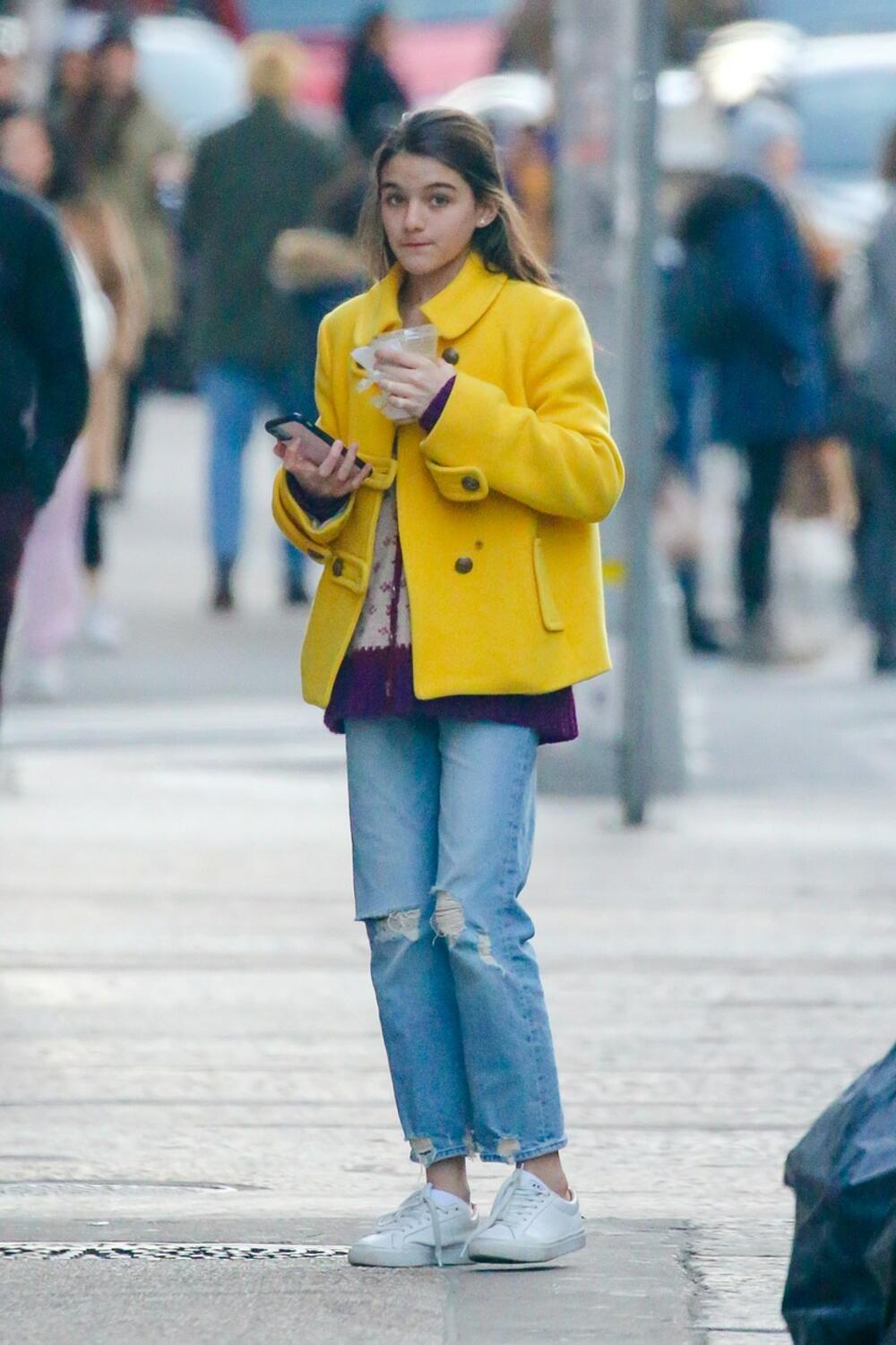 <p>Ćerka slavnih glumaca Toma Kruza i Kejti Holms, Suri Kruz, sve češće je fotografisana na ulicama Njujorka, a mnogi tvrde da sve više liči na svoju majku. Ona više nije devojčica, a njene modne kombinacije i te kako su primećene na ulicama Velike Jabuke... Uverite se i sami zašto je kraljica tinejdž stila!</p>
