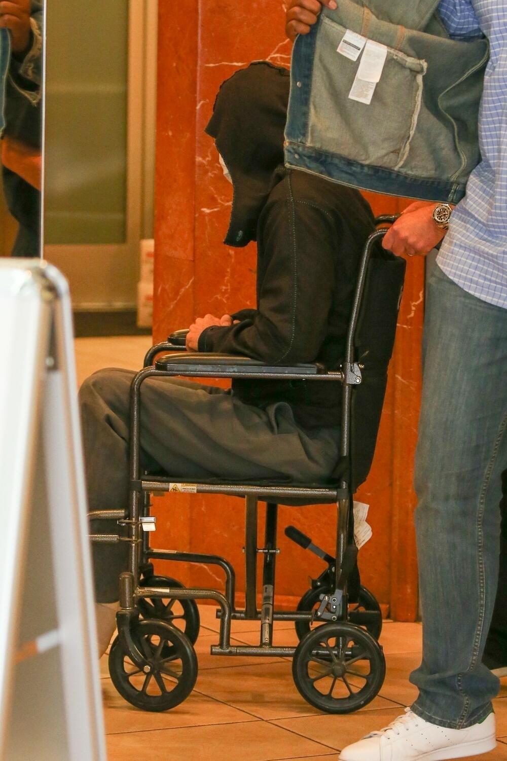 <p>Obožavaoci čuvenog glumca zabrinuli su se nakon što su u "Njujork postu" osvanule njegove fotografije u invalidskim kolicima</p>