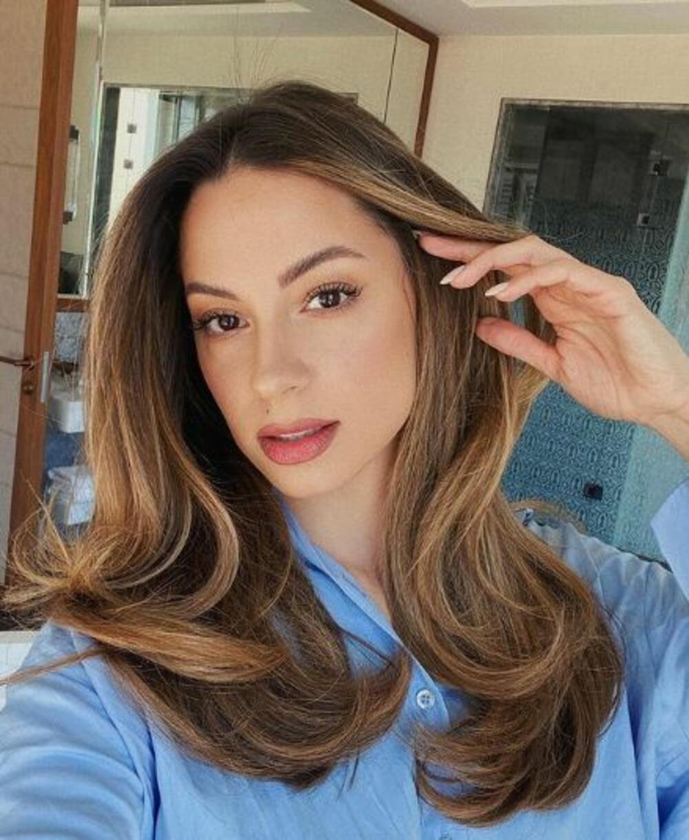 <p>Mlada pevačica Sara Jovanović, poznatija kao Sara Jo, odlučila je da se ošiša i donira kosu za izradu perika za žene obolele od kancera</p>