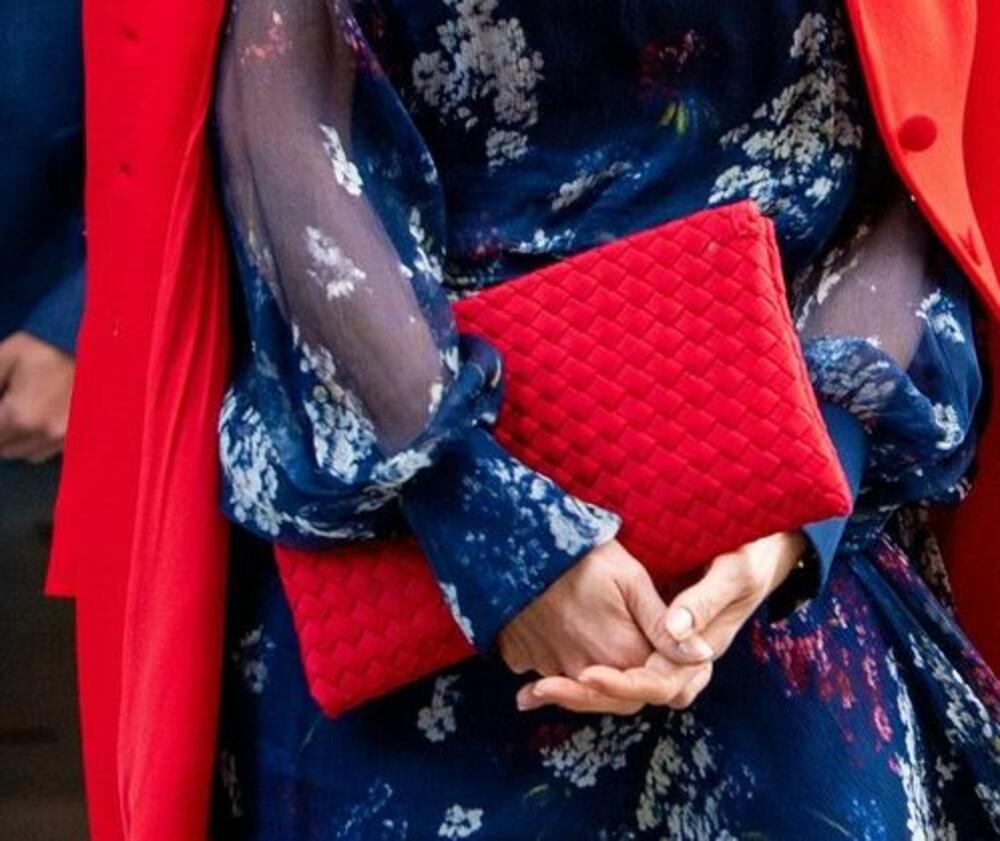 <p>Holandska kraljica gotovo uvek nosi nešto crveno, a sada je pronašla način da svoju omiljenu boju "ušunja" u neočekivan autfit</p>